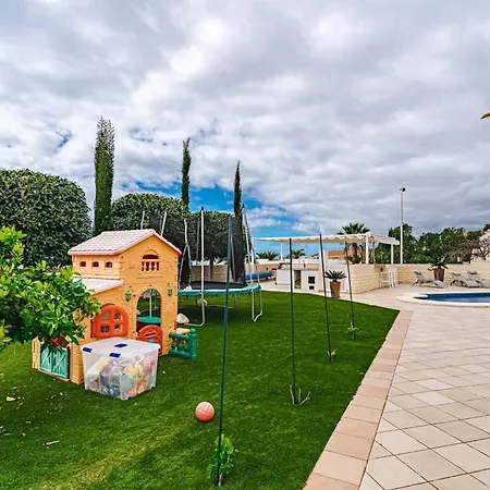 Buenavista Family With Private Heated Pool Garden Parking 别墅